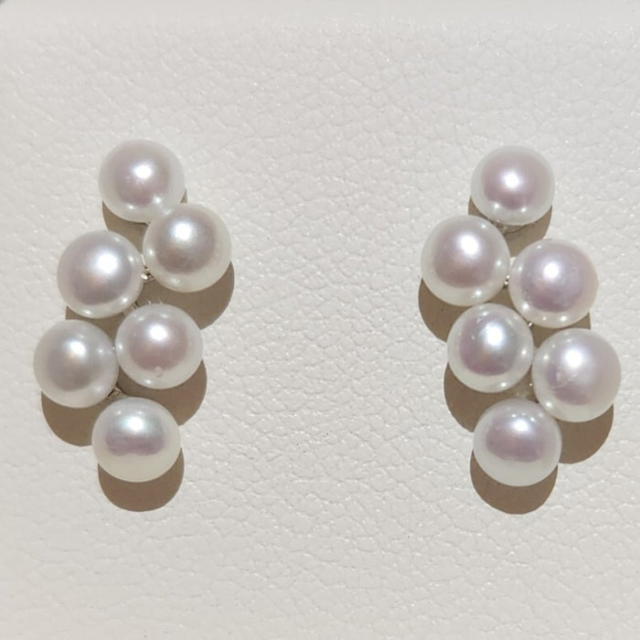 TINY PEARLS IN A CLUSTER -STUD EARRINGS