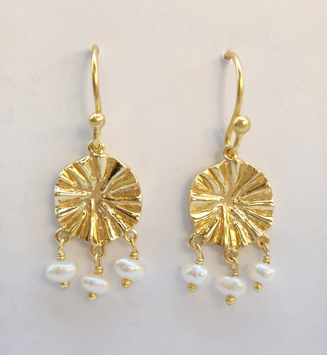 FRESHWATER & TEXTURED GOLD DISC HOOK EARRINGS