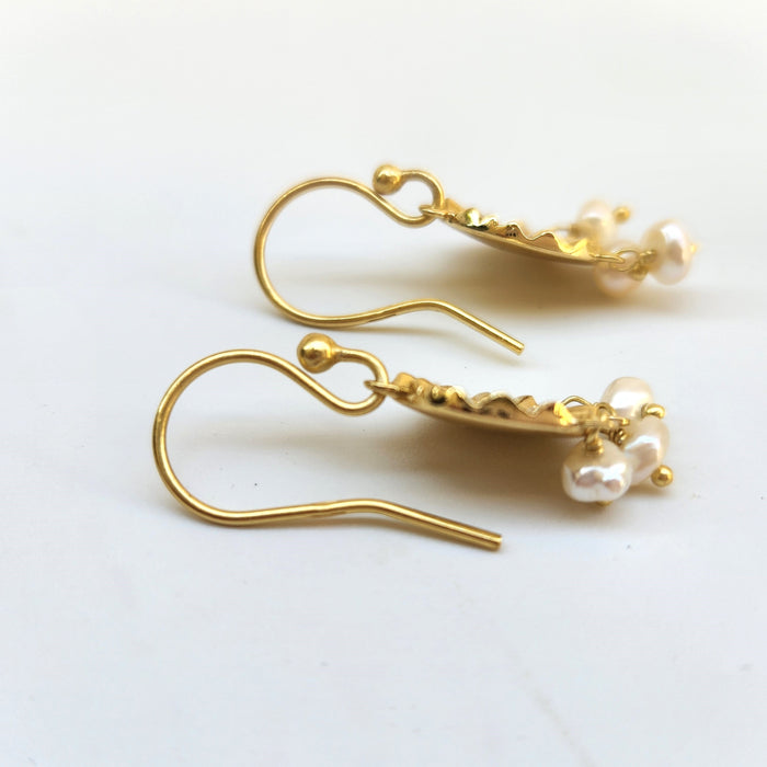 FRESHWATER & TEXTURED GOLD DISC HOOK EARRINGS