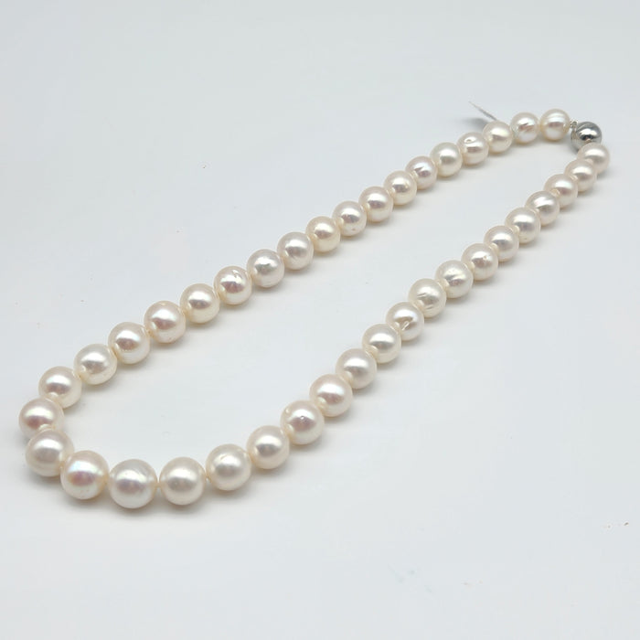 ROUND WHITE FRESHWATER PEARL STRAND