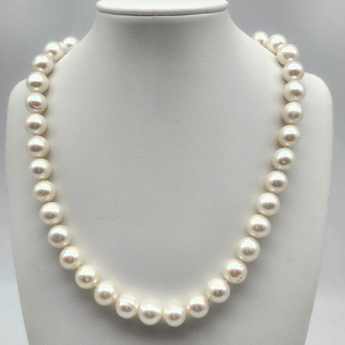 ROUND WHITE FRESHWATER PEARL STRAND