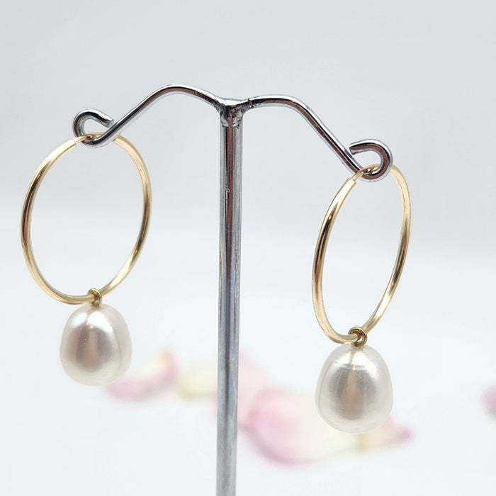 ELEGANT HOOPS WITH FRESHWATER PEARLS