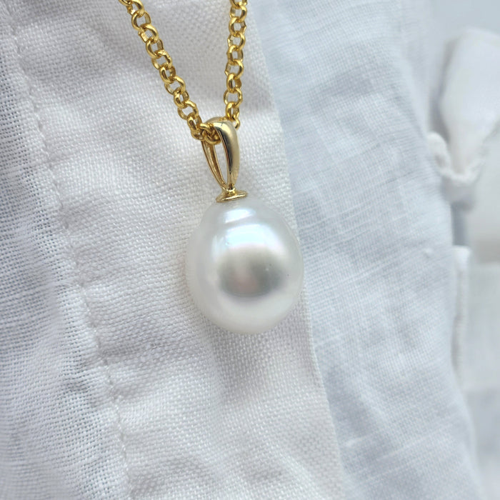 SOLID GOLD AUSTRALIAN SOUTH SEA PEARL PENDANT