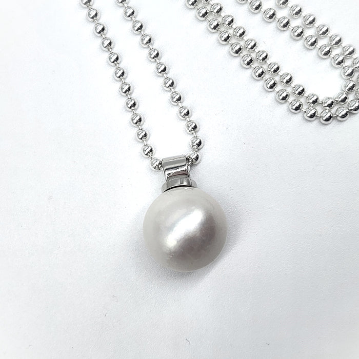 LARGE ROUND PEARL PENDANT WITH LONG BALL CHAIN