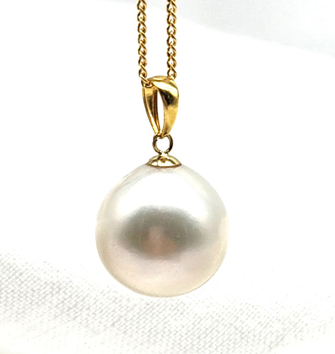 18ct YELLOW GOLD SETTING, LARGE ROUND FRESHWATER PEARL PENDANT