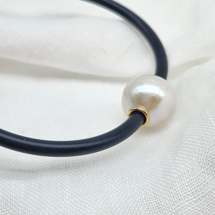 3mm NEOPRENE PEARL BANGLE WITH SLIM GOLD COLLARS