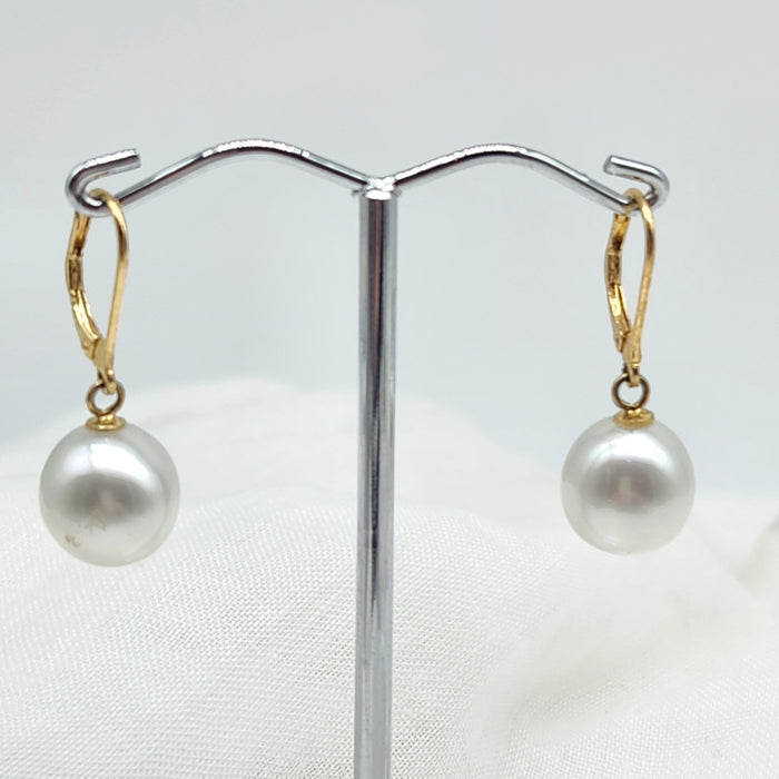 AUSTRALIAN SOUTH SEA PEARLS, 14ct YELLOW GOLD LEVERBACK SETTINGS