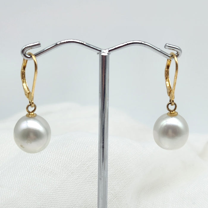 AUSTRALIAN SOUTH SEA PEARLS, 14ct YELLOW GOLD LEVERBACK SETTINGS