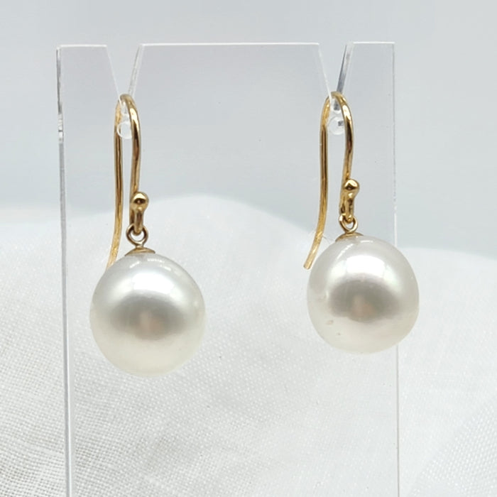 AUSTRALIAN SOUTH SEA PEARLS, 9ct YELLOW GOLD SHEPHERD HOOKS