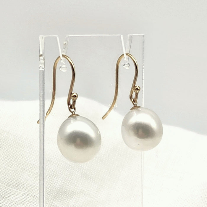 AUSTRALIAN SOUTH SEA PEARLS, 9ct YELLOW GOLD SHEPHERD HOOKS