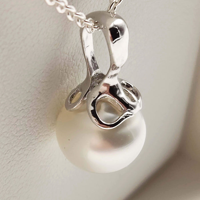 AUSTRALIAN SOUTH SEA PEARL PENDANT, STERLING SILVER SETTING & CHAIN