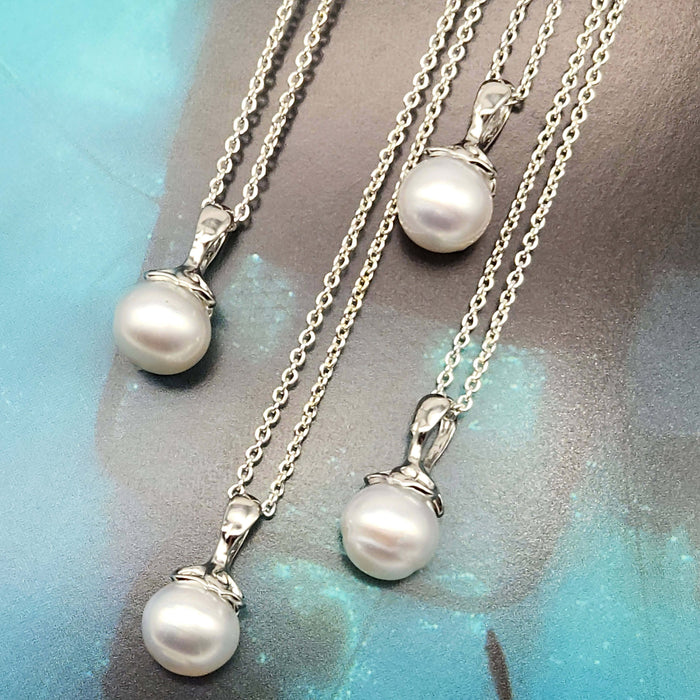 AUSTRALIAN SOUTH SEA PEARL PENDANT, STERLING SILVER SETTING & CHAIN